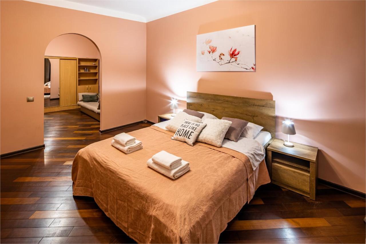 The Main Square! 2 Separated Bedrooms, Balcony Lviv Dış mekan fotoğraf