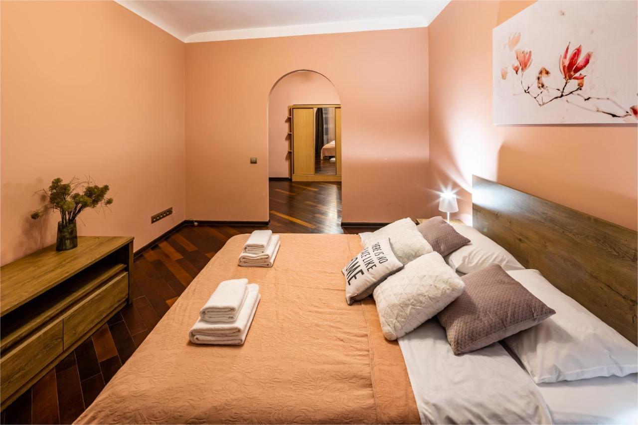 The Main Square! 2 Separated Bedrooms, Balcony Lviv Dış mekan fotoğraf