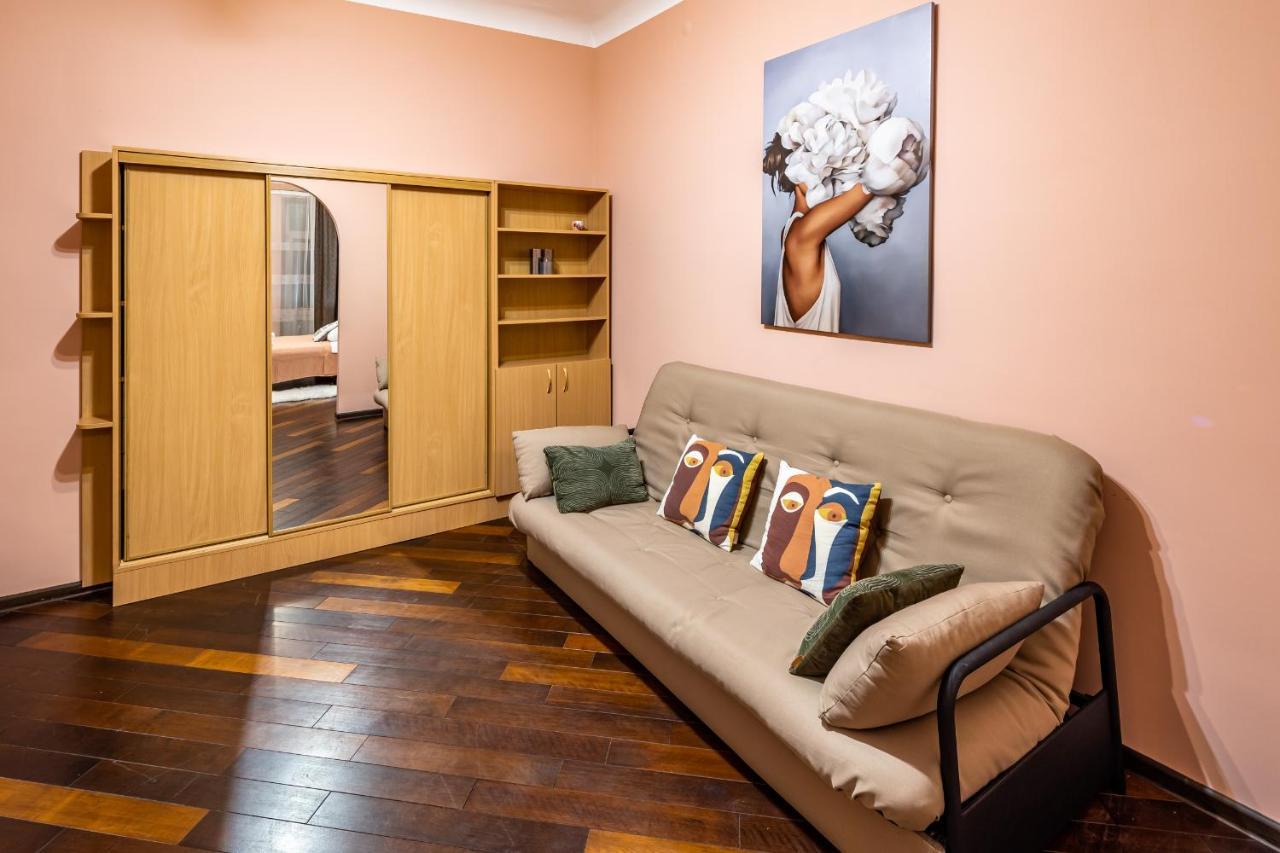 The Main Square! 2 Separated Bedrooms, Balcony Lviv Dış mekan fotoğraf